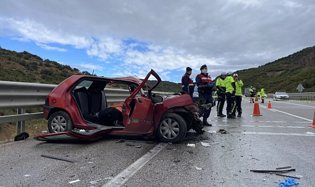 Sinop'ta Otomobil Kamyona Çarptı: 4 Kişi Öldü