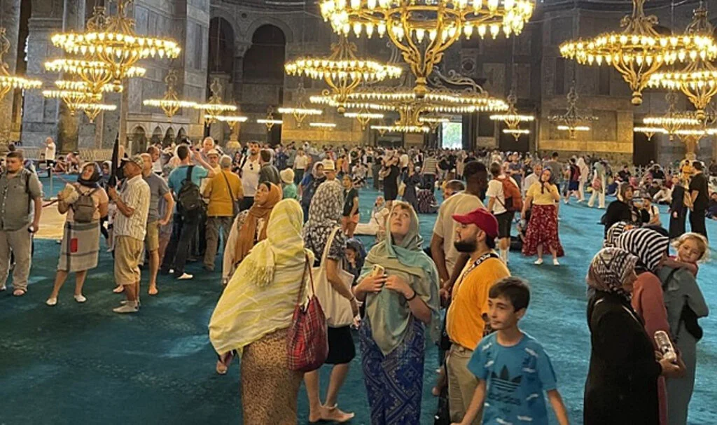 Son Dakika: Ayasofya Camii'ne girişler, turistler için ücretli oluyor