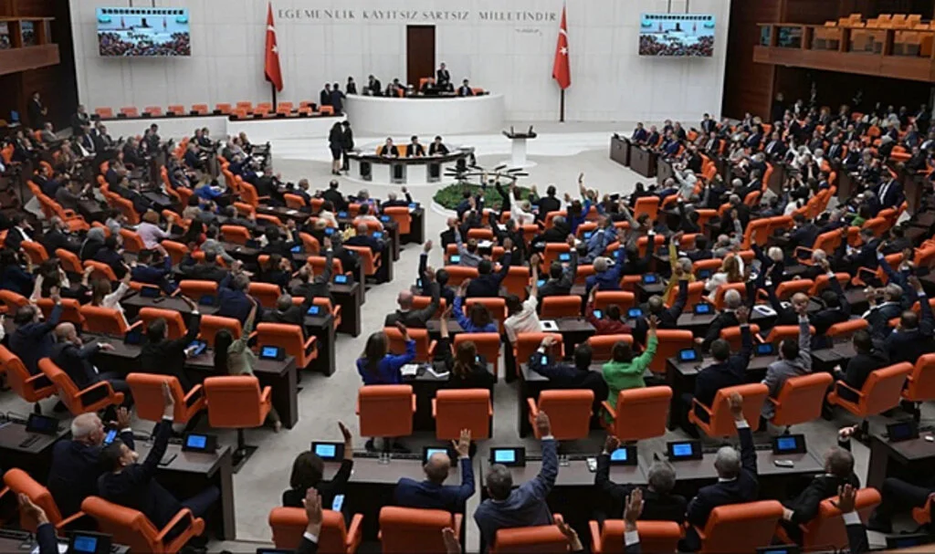 Son Dakika: Irak ve Suriye tezkeresi Meclis'ten geçti