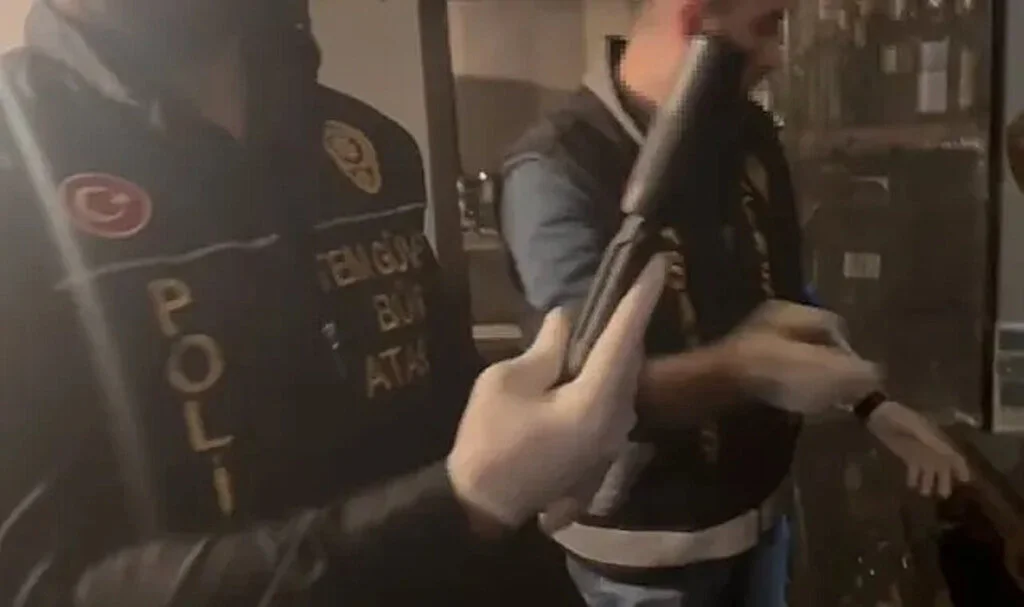 Susturucu, silah, balistik yelek ve uyuşturucu ile yakalandılar hepsi serbest kaldı