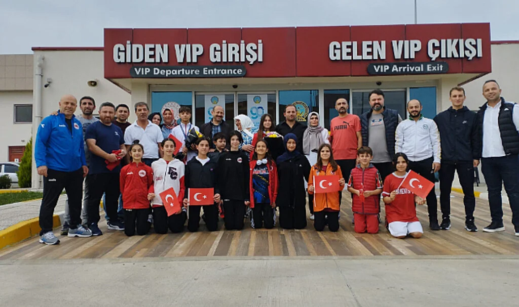 Taekwondo Avrupa Şampiyona 3.'leri Çiçeklerle Karşılandılar