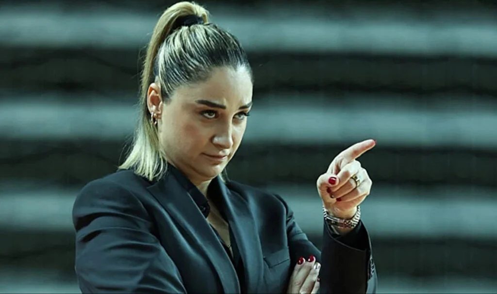 Tarzıyla fenomene dönüştü! Herkes, ''Dişi Fatih Terim'' olarak anılan başantrenör Selen Erdem'de aynı detaya takıldı