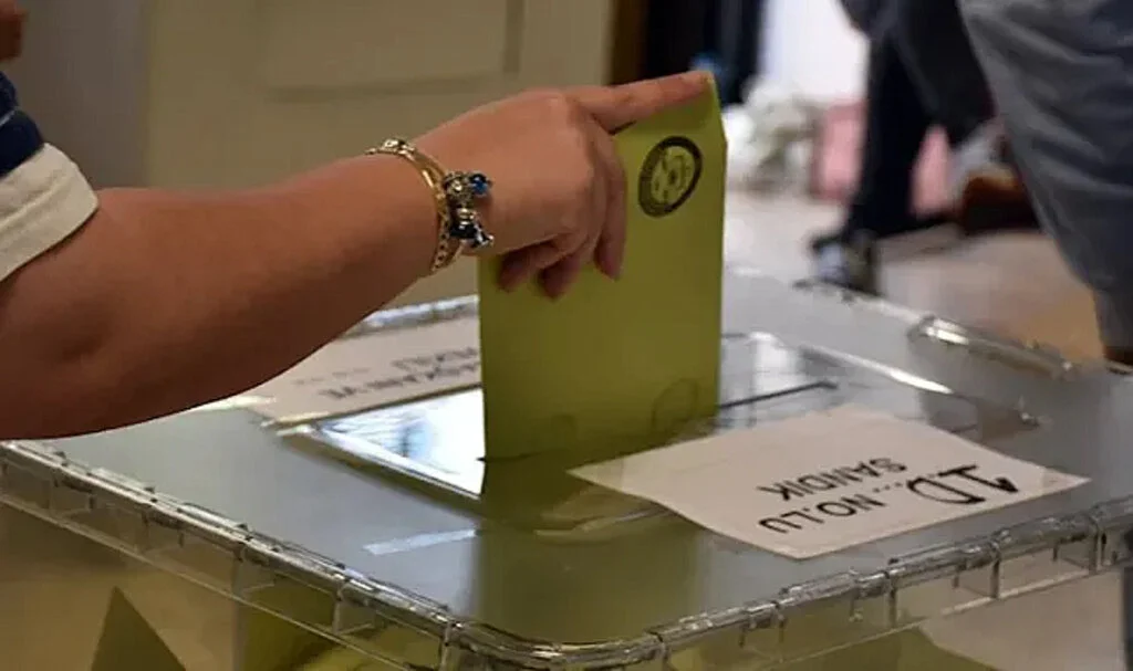 Üç siyasi parti tarihe karıştı