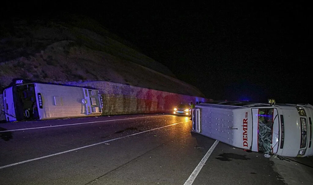 Uşak’ta iki işçi servisinin çarpıştığı kazada 28 kişi yaralandı
