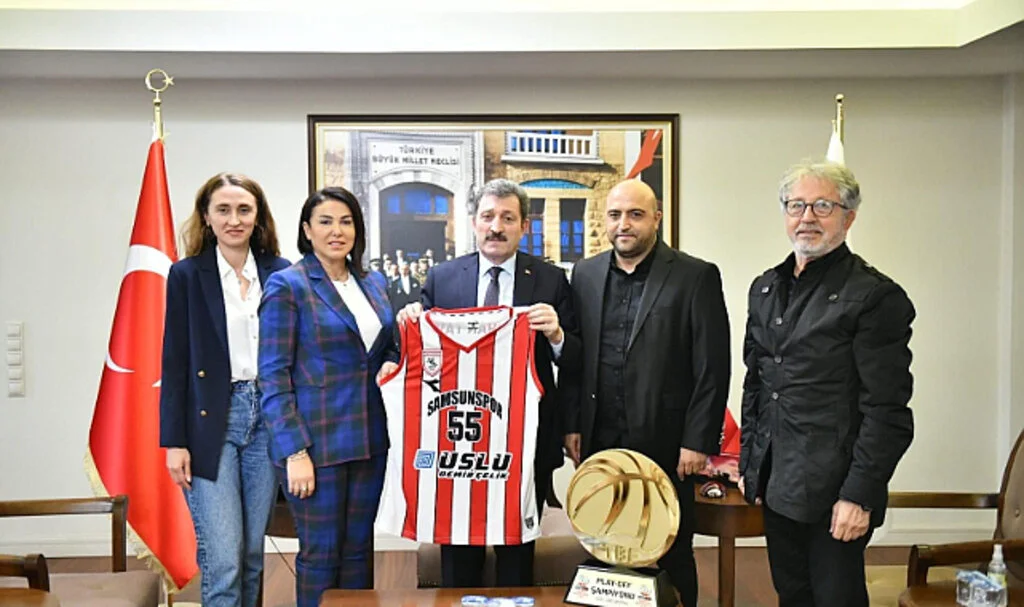 Vali Tavlı'ya Forma Hediye