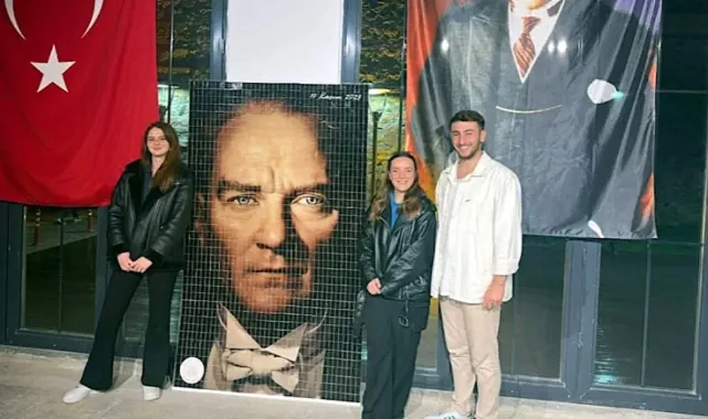 1881 parçadan Atatürk portresi oluşturdular