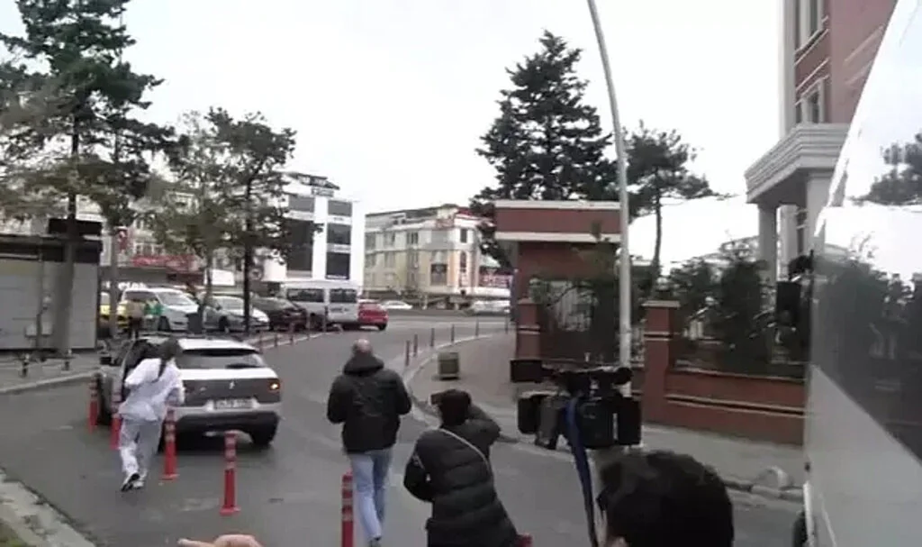 Banu Parlak serbest kaldı, adliyeden koşarak uzaklaştı