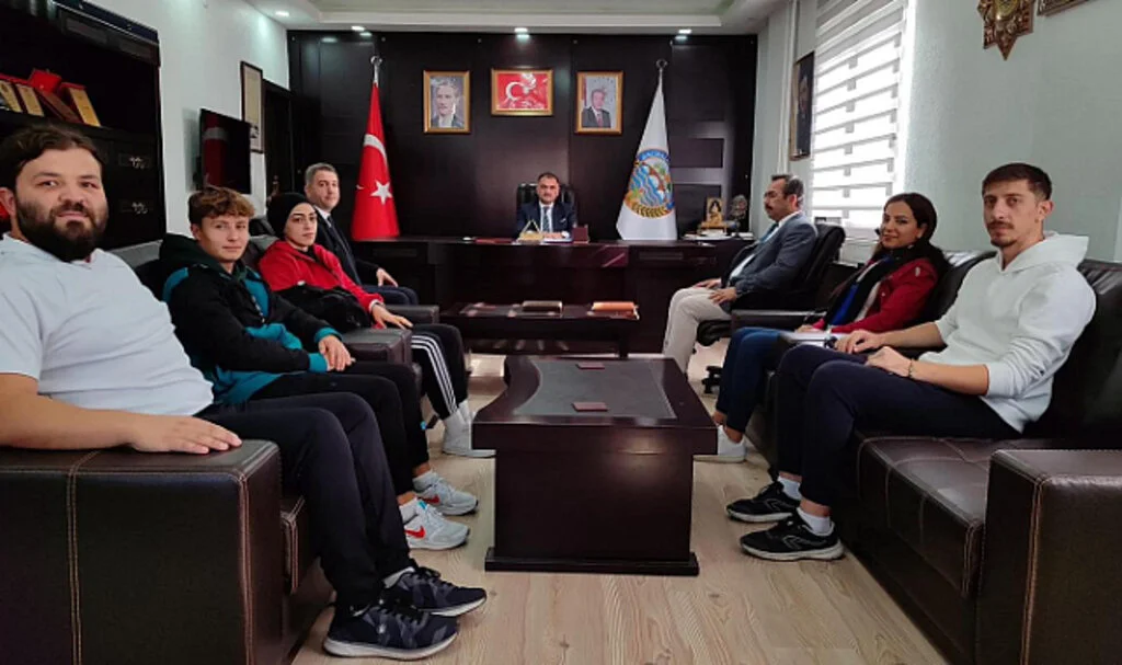 Başkan Akgül Salıpazarı Gençlik ve Spor Kulübü temsilcileri ile biraraya geldi