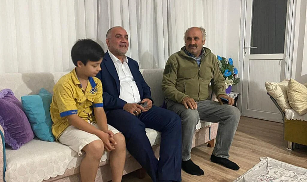 Başkan Sandıkçı, Göç ailesinin evine misafiri oldu