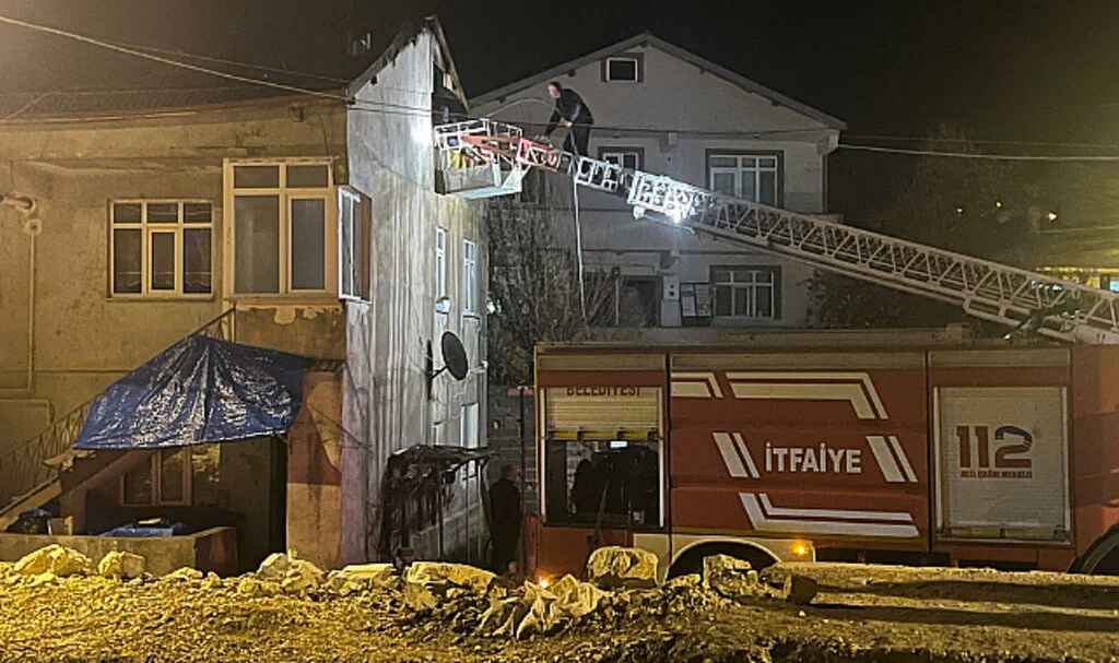 Çatı yangını hasara yol açtı
