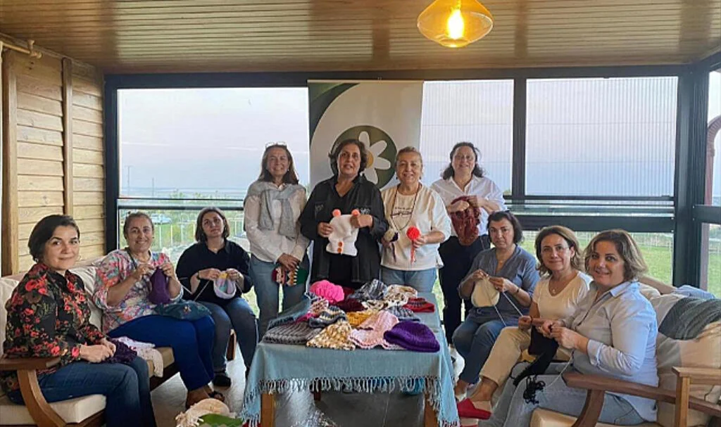 Çocuklar üşümesin diye atkı, bere ve yelek örüyorlar