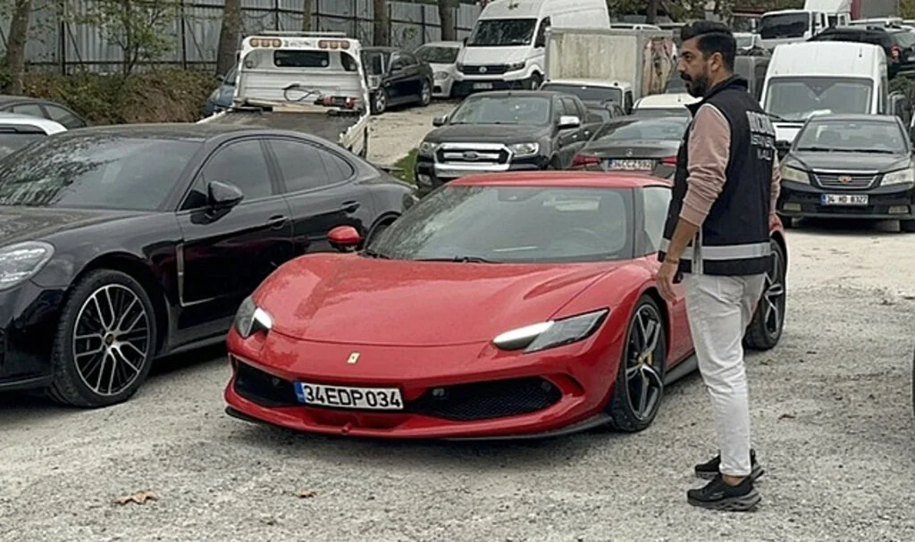 Dilan ve Engin Polat çiftinin araçları emniyetin önünde sergilenmeye başladı