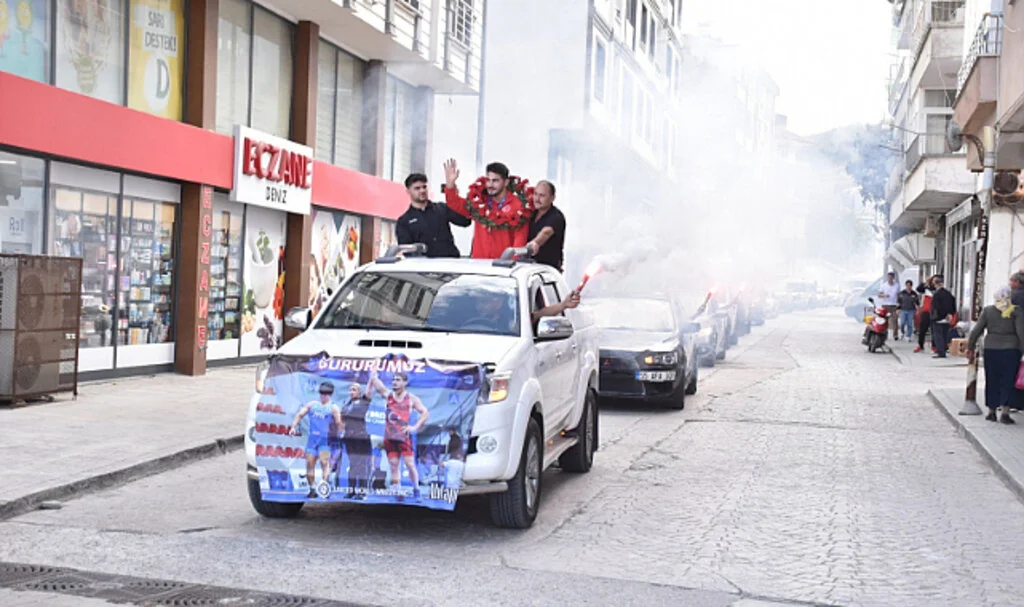 Dünya 2.'si Mustafa Olgun’a coşkulu karşılama
