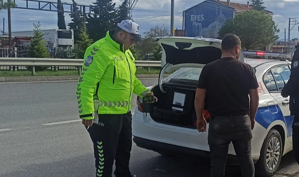 ‘Dur’ ihtarına uymayan sürücü polisten kaçamadı
