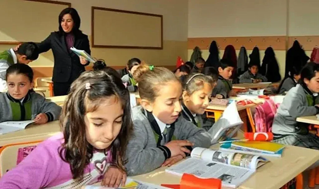 Eğitimde ‘sadeleşmiş’ yeni müfredata kademeli geçiş seneye başlıyor