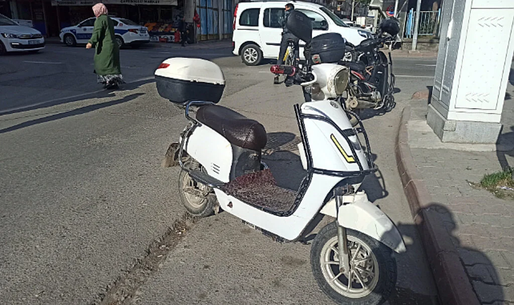 Elektrikli bisiklet yayaya çarptı: 2 yaralı