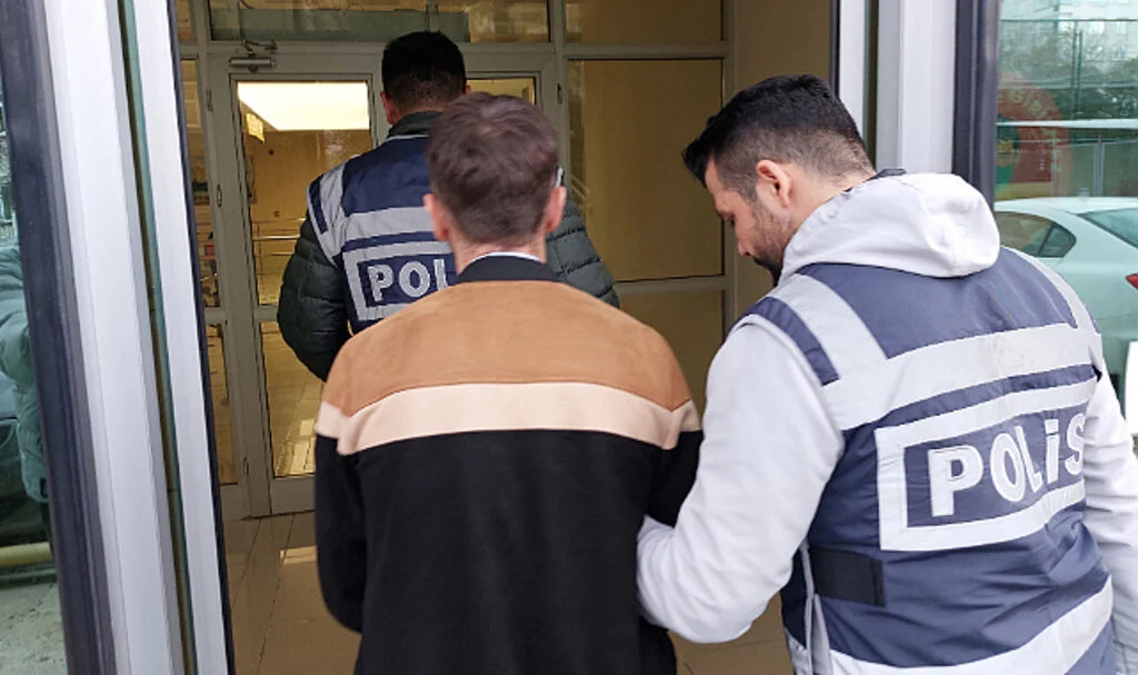 Elektronik kelepçe ayağından çıkan 'o koca'ya gözaltı