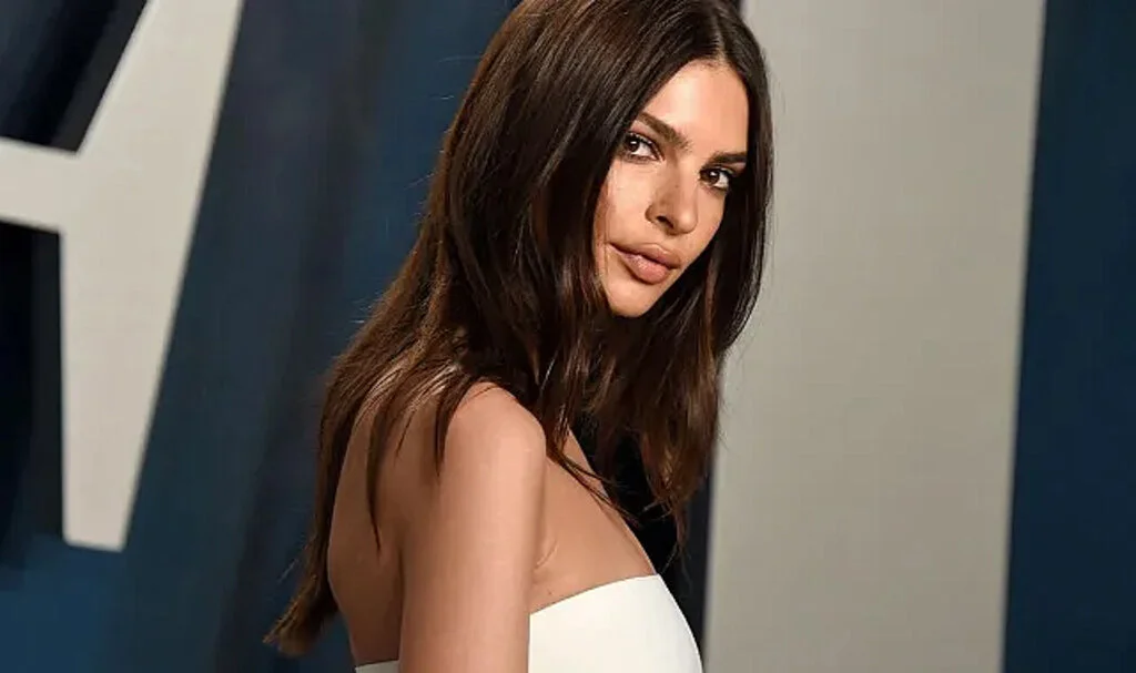 Emily Ratajkowski bu sefer Black Friday için soyundu! Olay pozlar