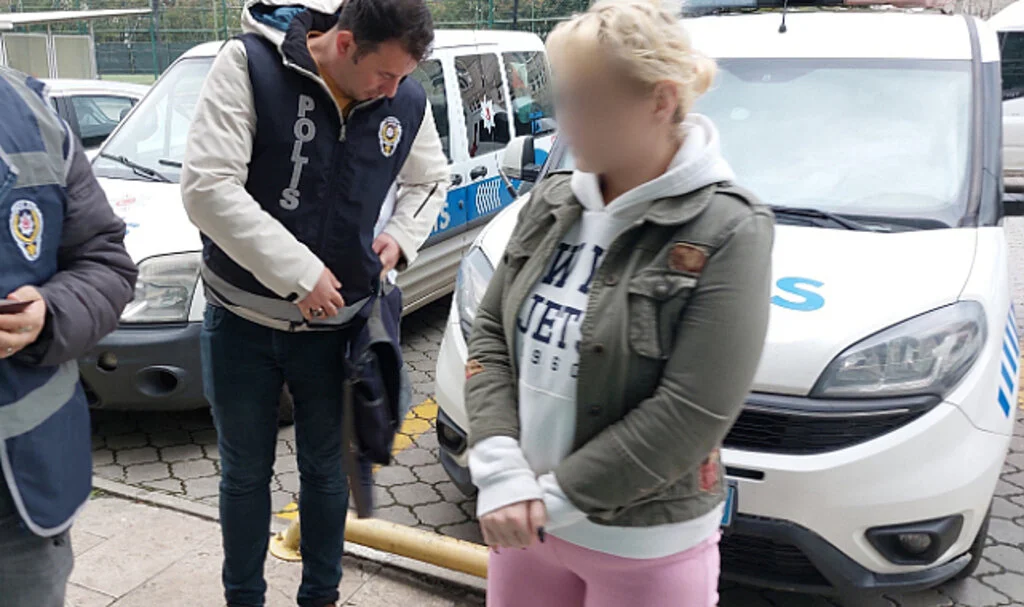 Genç kadına eski erkek arkadaşını darp ettirmekten gözaltı