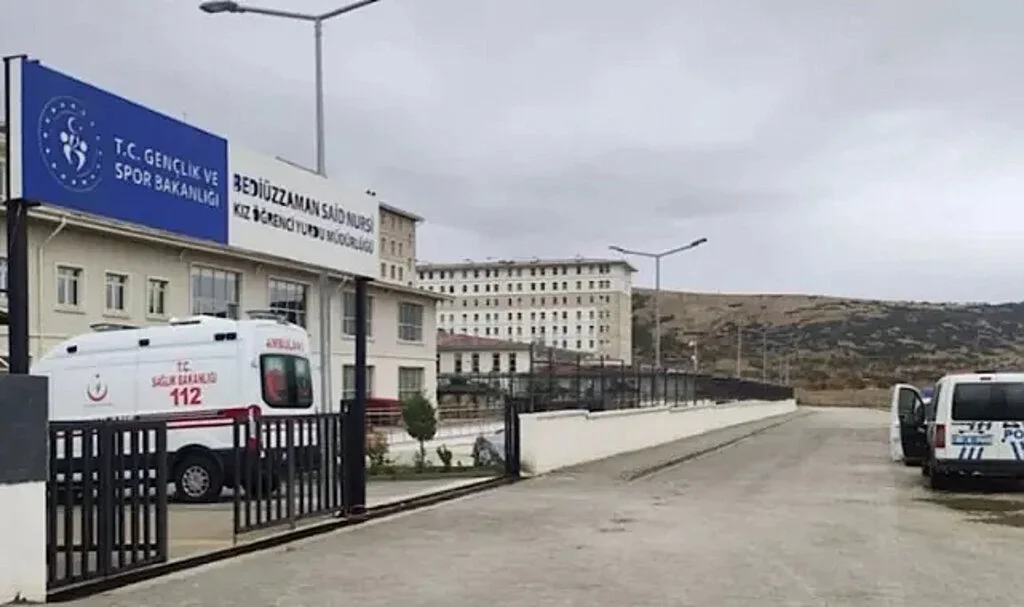 Gıda zehirlenmesi şüphesiyle 90 öğrenci hastaneye kaldırıldı