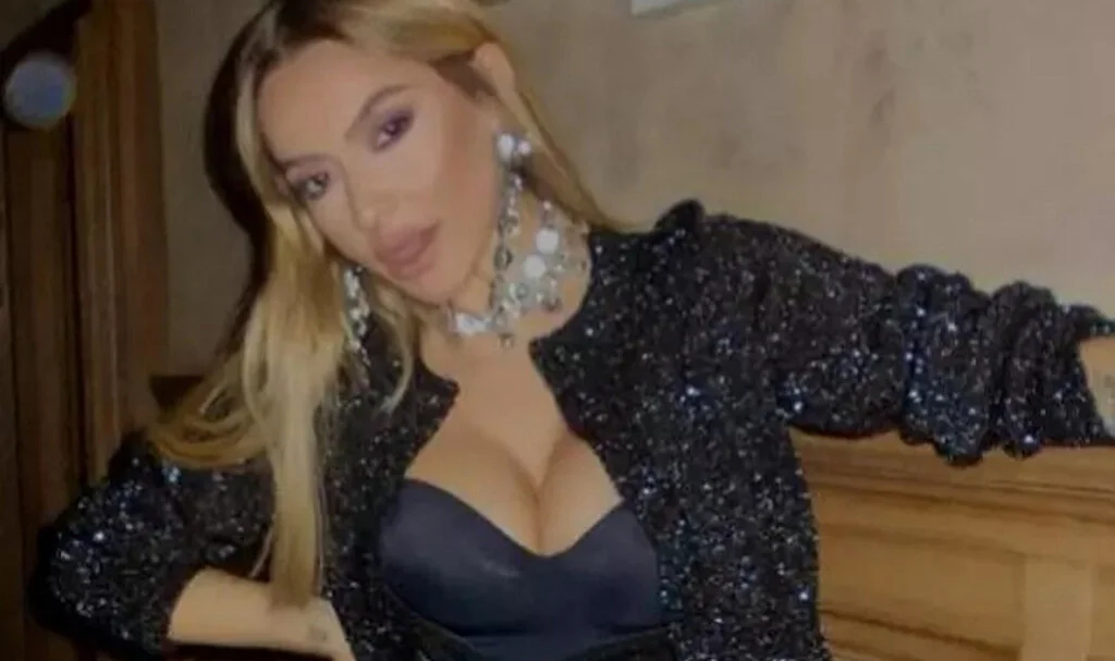 Hadise pozlarını paylaştı! "Göğüslerini mi büyütmüş?" dedirten pozlar