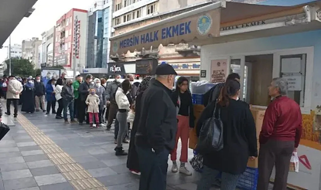 Halk ekmek kuyruğuna girenlerin sayısı bir yılda yüzde 60 arttı