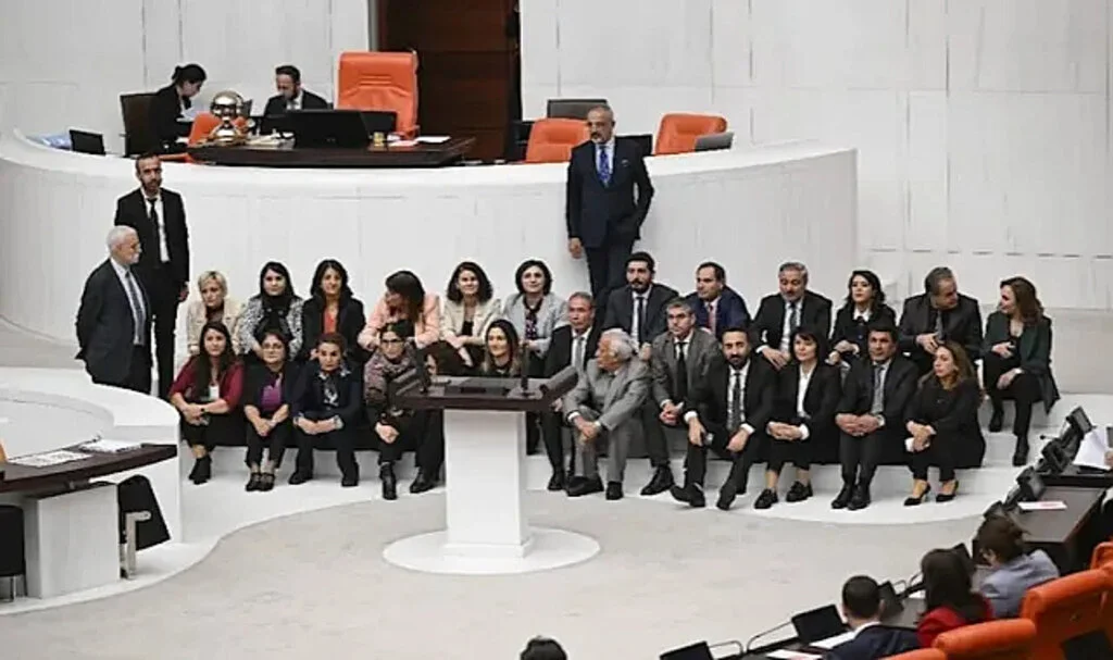 HEDEP’li vekiller kürsüyü işgal etti