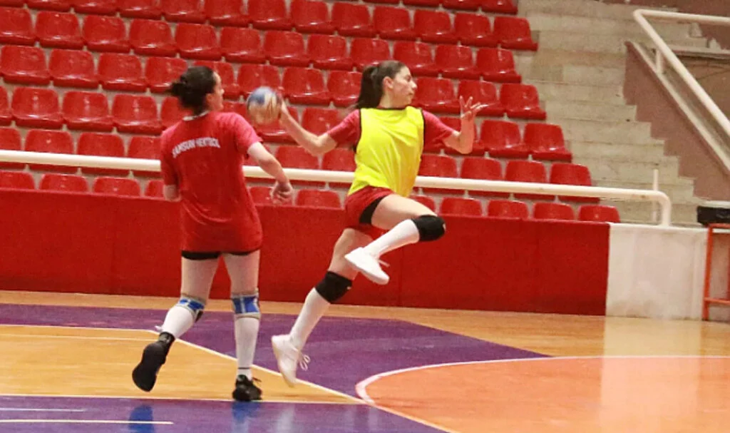 Hentbolun perileri ilk peşinde