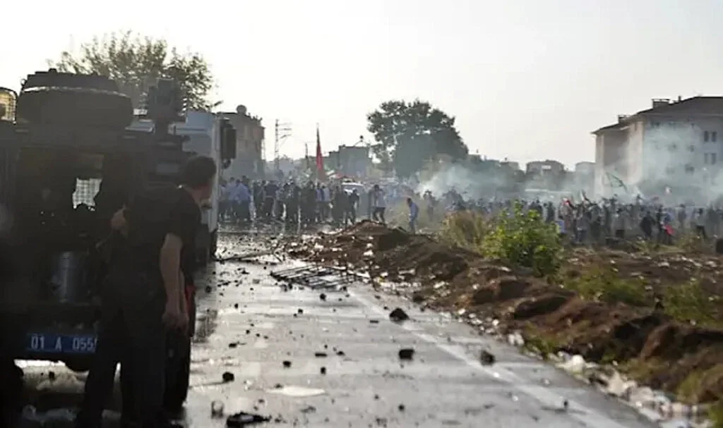 İncirlik’te gerginlik: Üsse girmeye çalıştılar, 6 polis yaralı