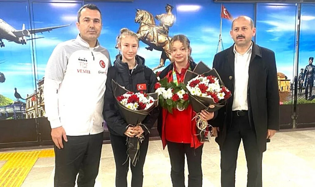 İngiltere'de gümüş madalya kazanan milli cimnastikçiler, Samsun'da çiçeklerle karşılandı
