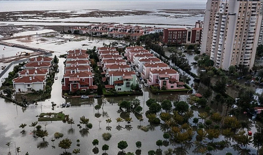 İzmir'de deniz taştı, sokaklar su altında kaldı