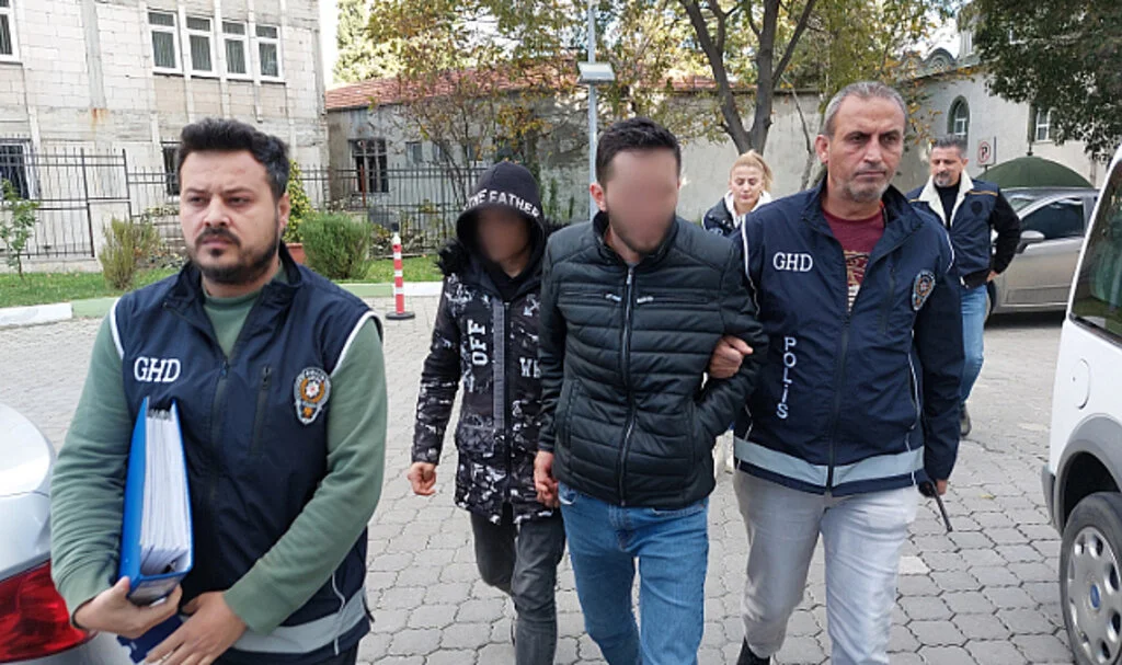 Karadeniz'deki göçmen kaçakçılığına eş zamanlı operasyon: 1'i Afgan uyruklu 3 gözaltı