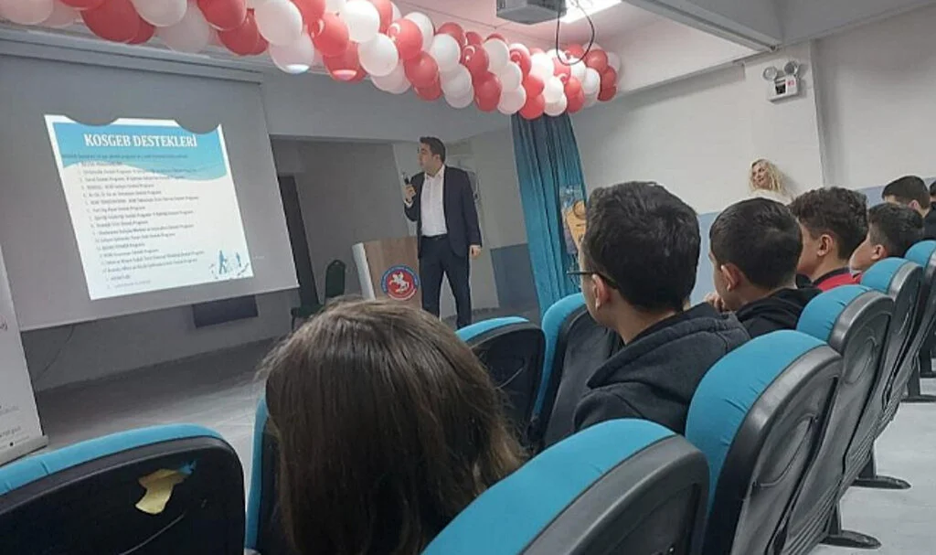  Lise öğrencilerine kariyer eğitimi