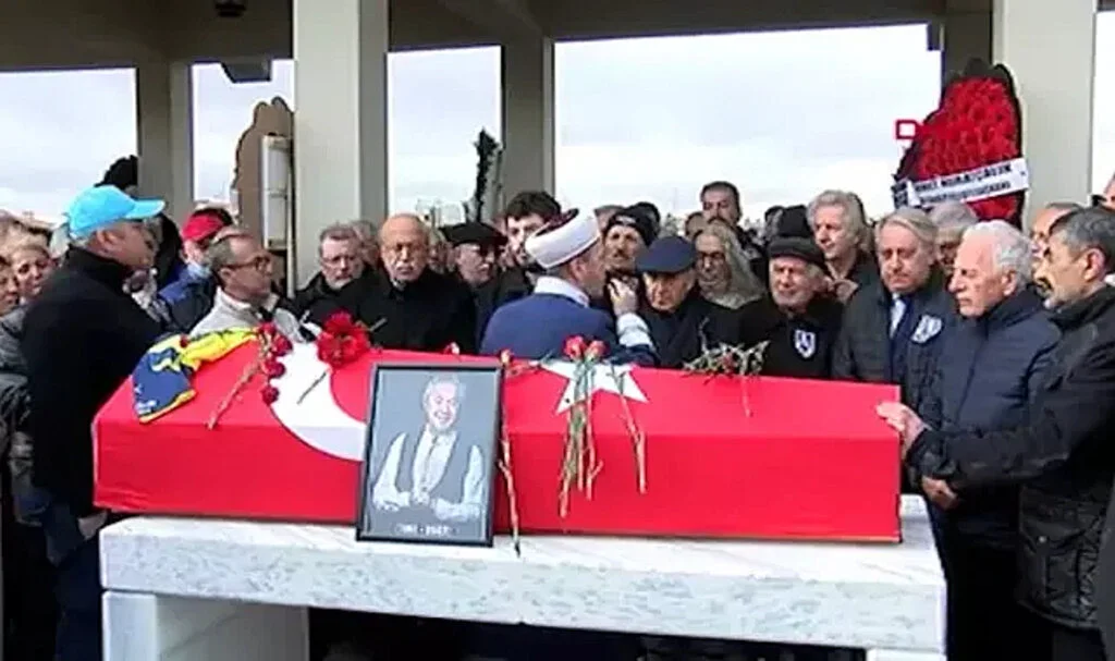 Metin Uca'nın cenaze namazında tepki çeken anlar! İmamın cenaze namazını kılarken bölüp...