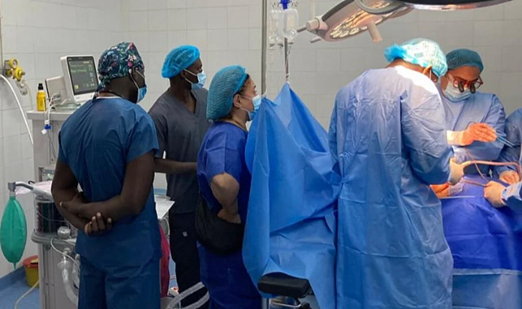 OMÜ'lü doktordan büyük başarı: Senegal'de yapılan böbrek nakillerinde görev aldı