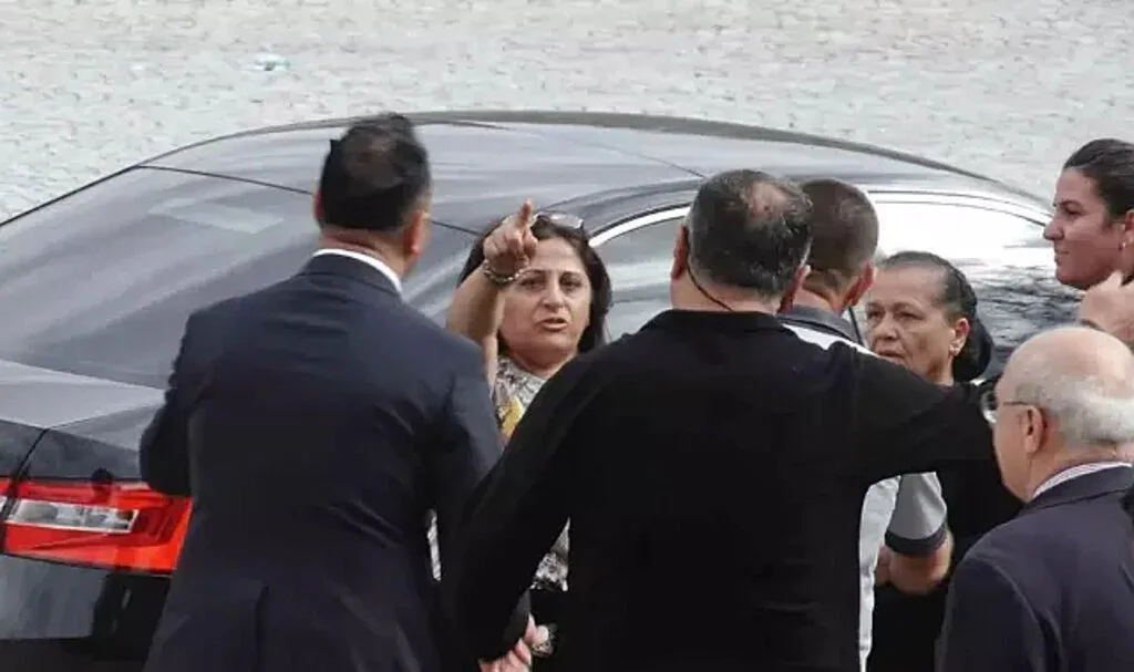 Özgü Özel'e sürpriz protesto: 'Kılıçdaroğlu sana ekmek yedirdi'