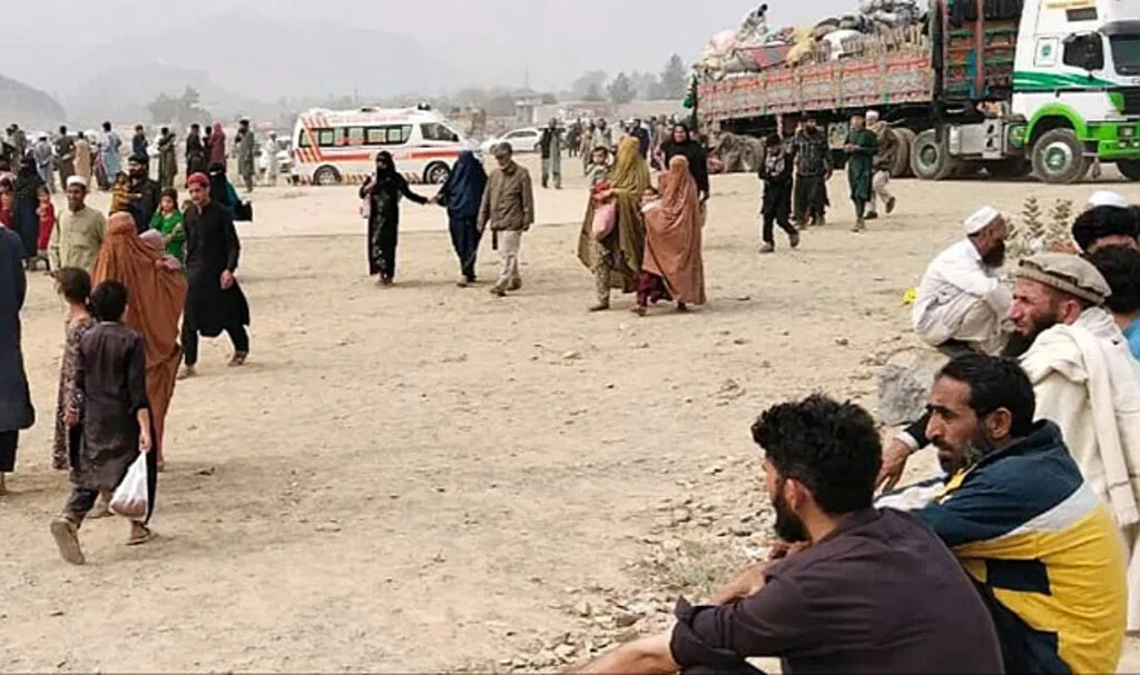 Pakistan'ın zorla gönderdiği Afgan mülteciler sınır kapılarına akın etti