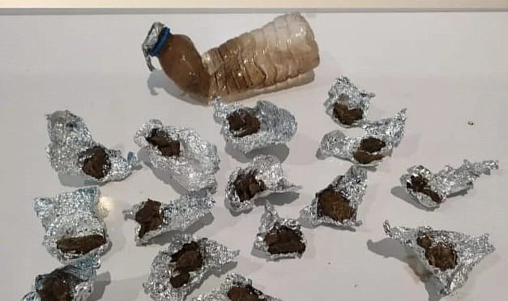 Polis evdeki kokudan uyuşturucu madde ele geçirdi
