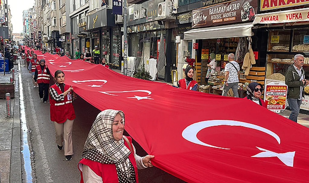 Samsun'da 100 metrelik Türk bayrağıyla Kızılay yürüyüşü yapıldı