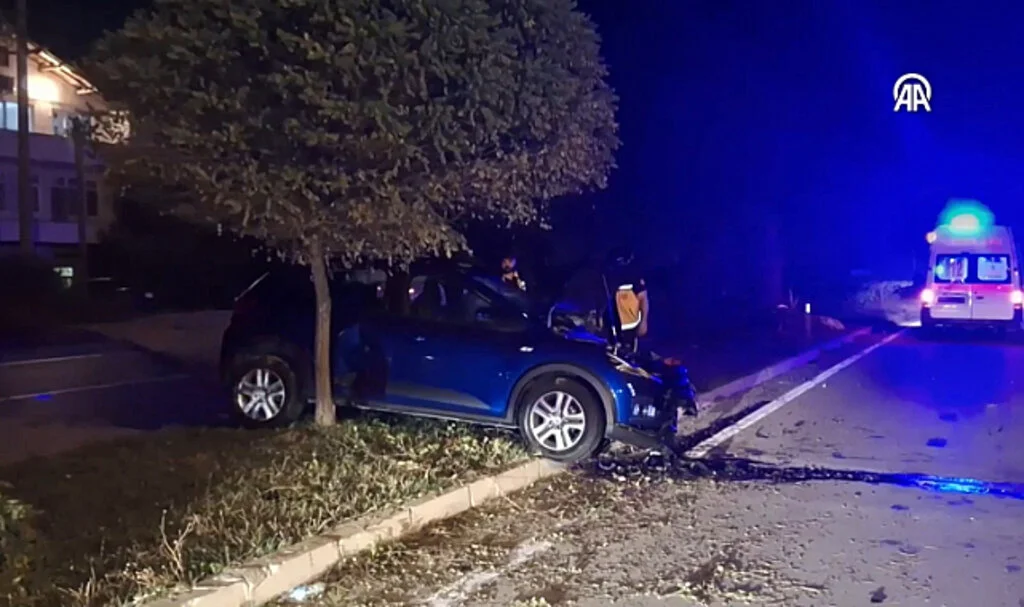 Samsun’da ağaca çarpan otomobildeki 3 kişi yaralandı