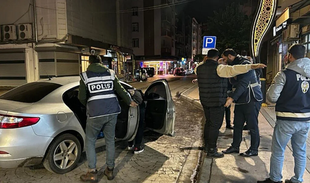 Samsun’da aranan 19 kişi 3 tabancayla yakalandı