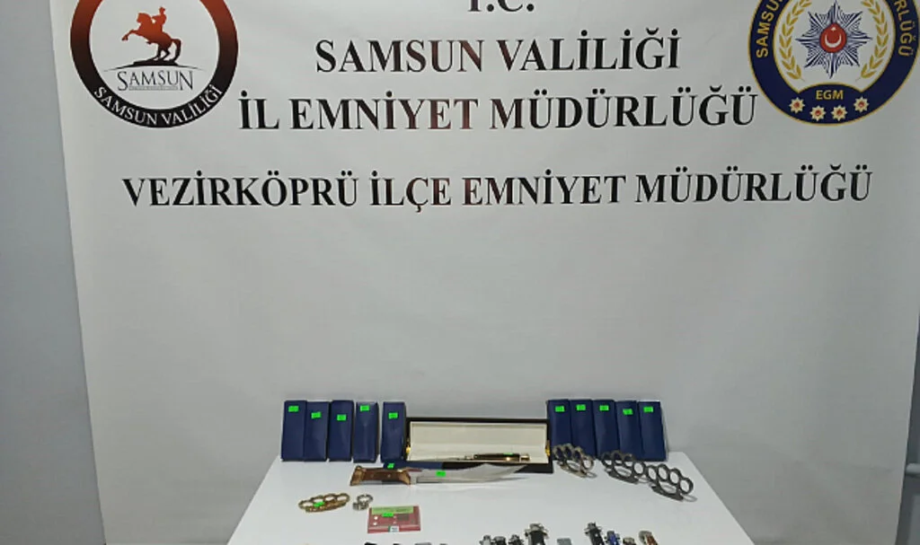 Samsun'da bir evde 30 sustalı bıçak ve 5 muşta ele geçirildi