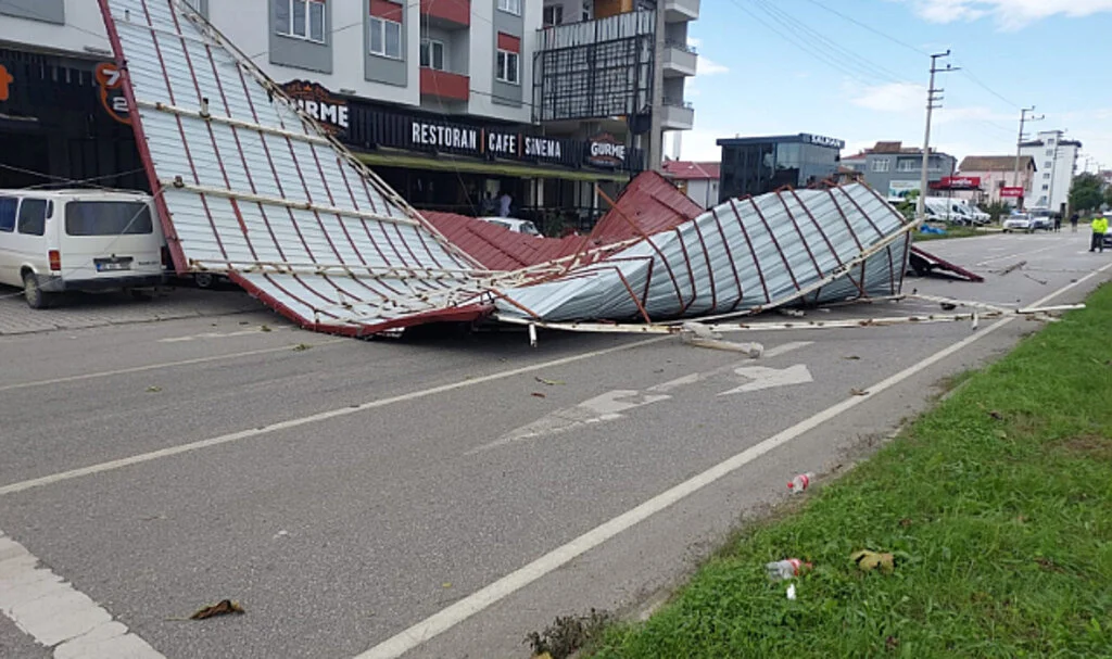 Samsun'da etkili olan şiddetli rüzgarda binanın çatısı uçtu