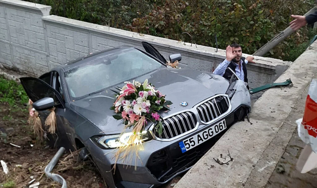 Samsun'da gelin arabasının yaptığı trafik kazasında 2 kişi yaralandı
