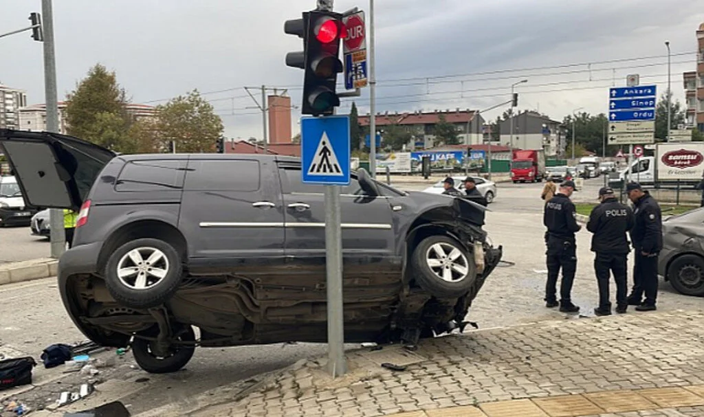 Samsun'da hafif ticari araç ile otomobil çarpıştı, 2'si polis 4 kişi yaralandı