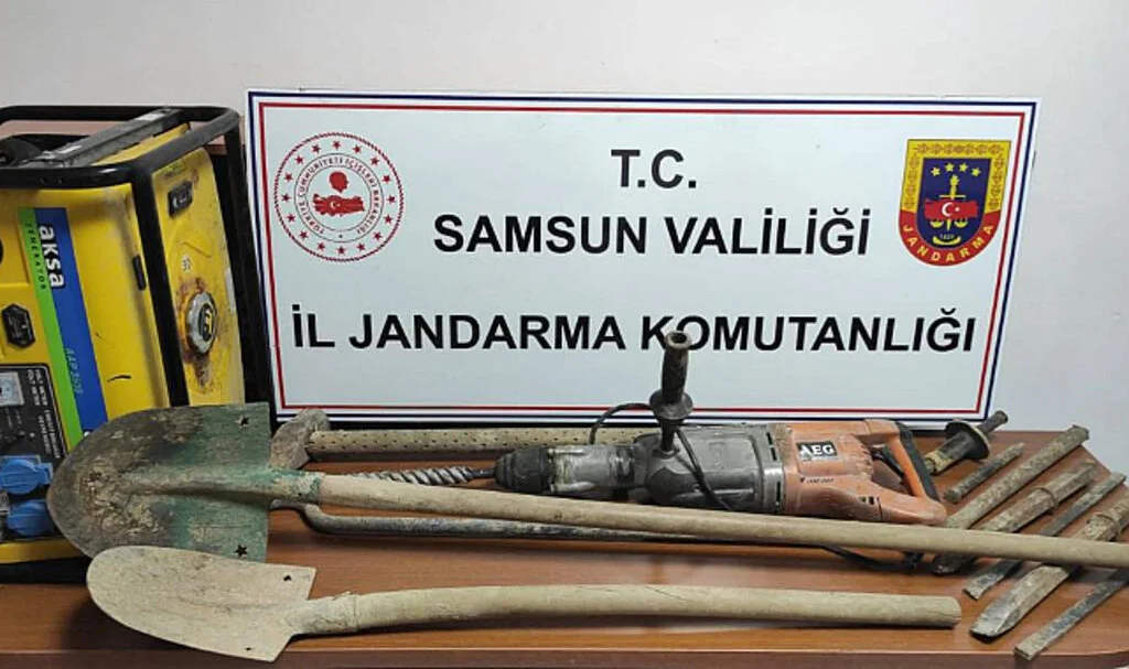 Samsun'da kaçak kazı yapan 4 kişi suçüstü yakalandı 
