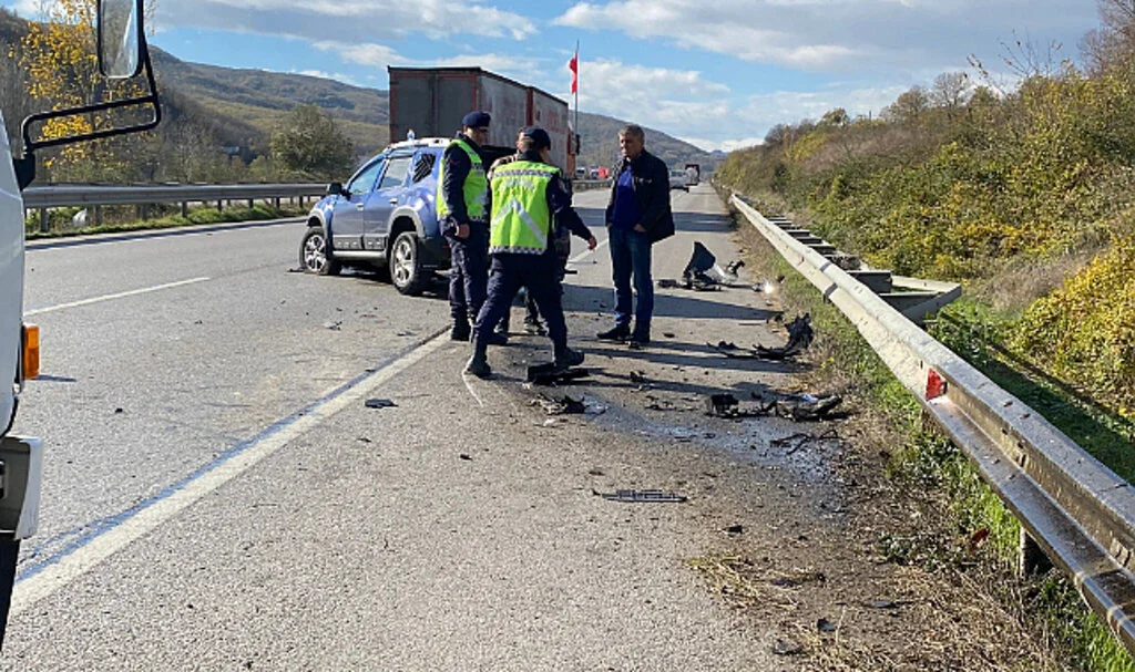 Samsun'da Lastiği patlayan otomobil bariyerlere çarptı