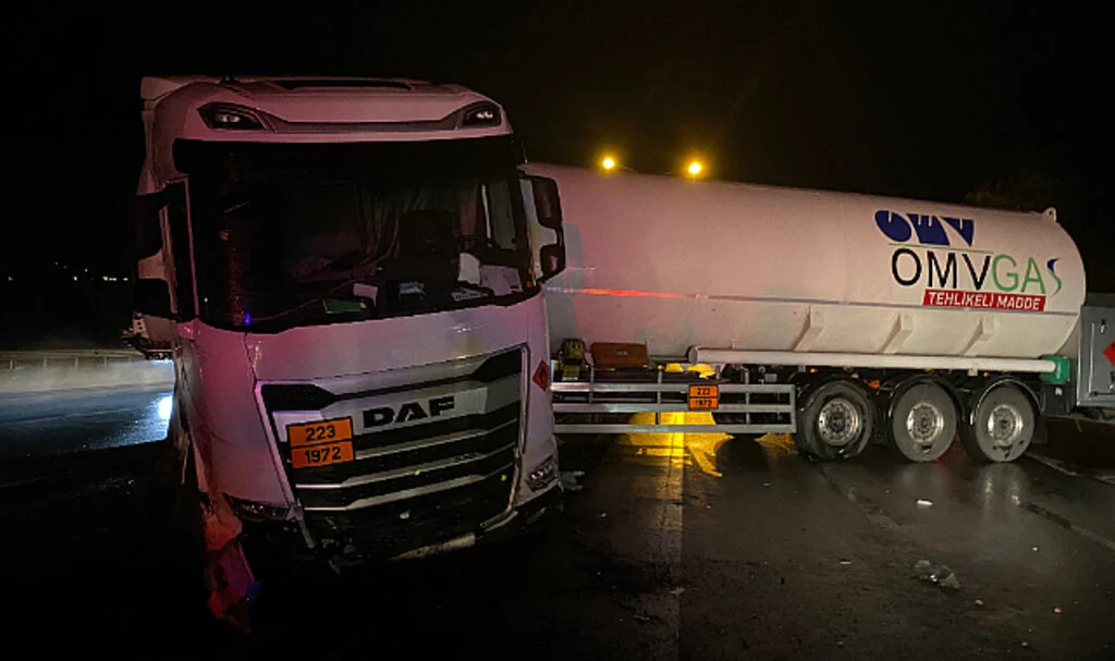 Samsun'da LNG tankeri bariyerlere çarptı