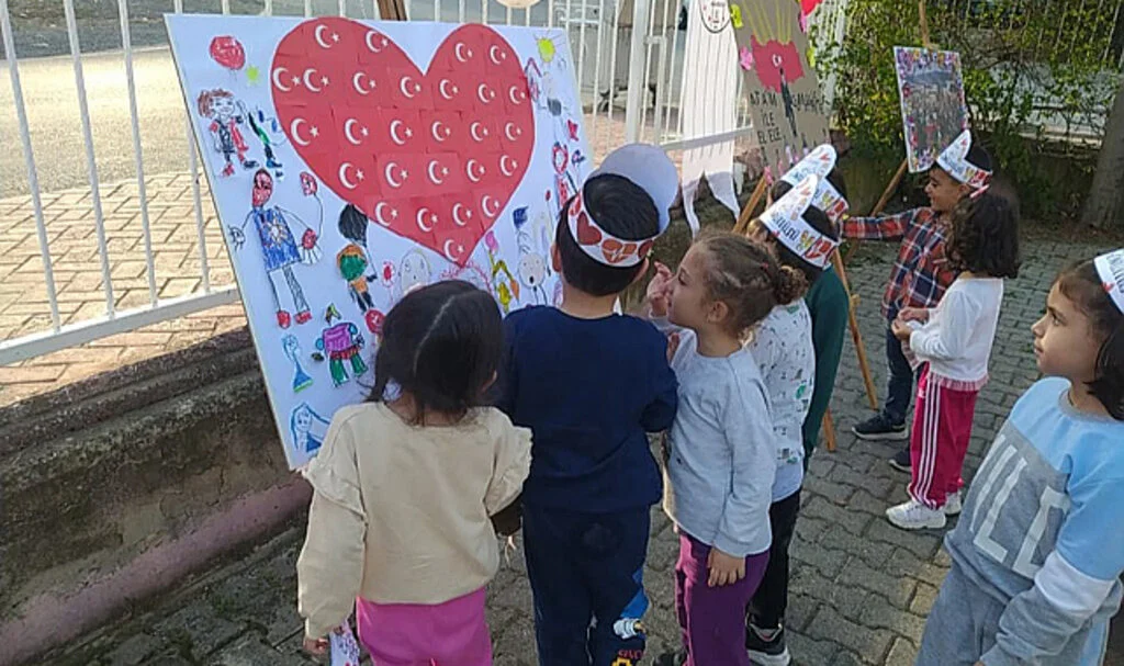 Samsun'da minik öğrencilerden "Cumhuriyet ve Atatürk" temalı kolaj sergi 
