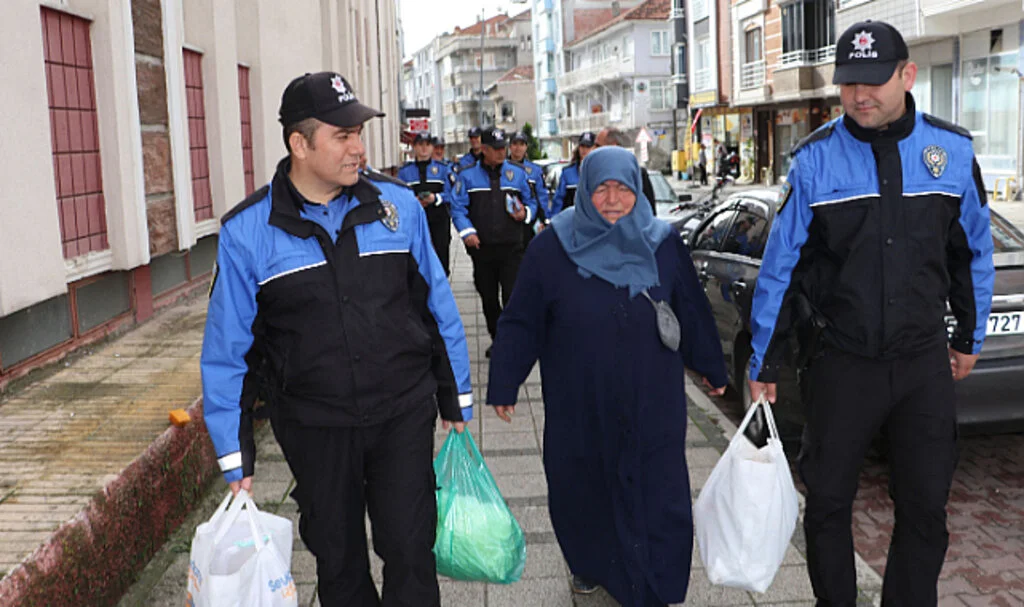 Samsun'da polis pazarda yorulan yaşlı kadının çantalarını evine götürdü